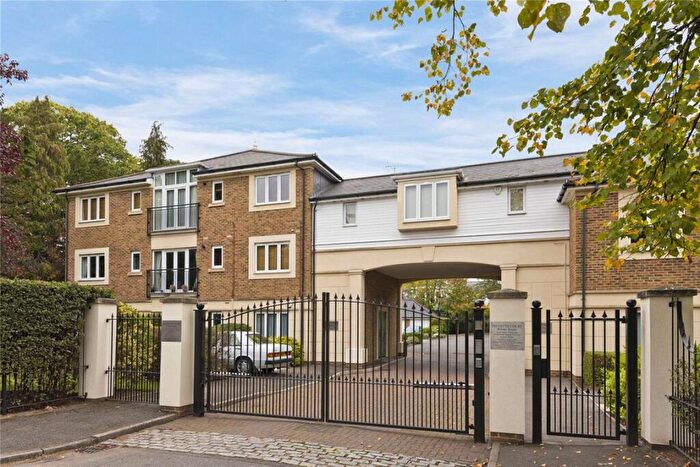 2 Bedroom Flat To Rent In Paynetts Court, Weybridge, KT13