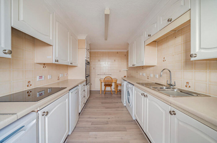 2 Bedroom Apartment For Sale In The Esplanade, Bognor Regis, West Sussex, PO21