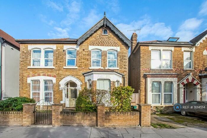 Studio To Rent In Whitworth Road, London, SE25