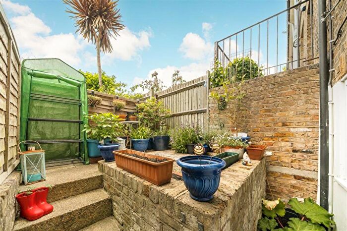 Flat For Sale In Chapter Road, Walworth, SE17