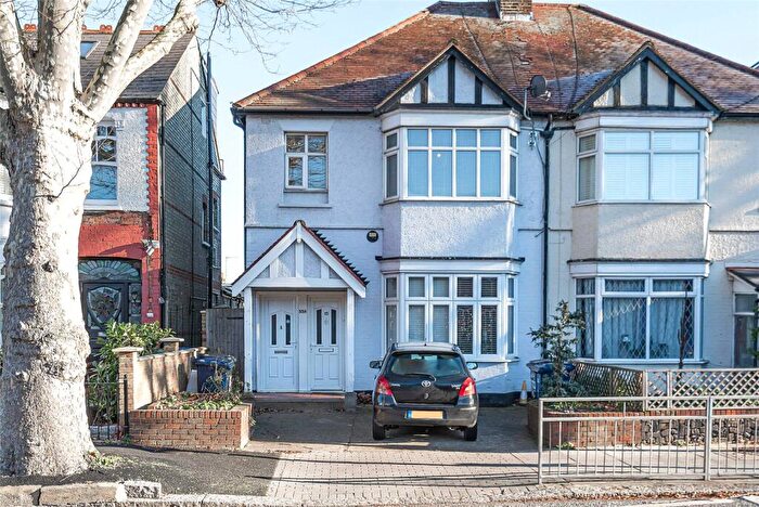 2 Bedroom Apartment For Sale In High Road, London, N2