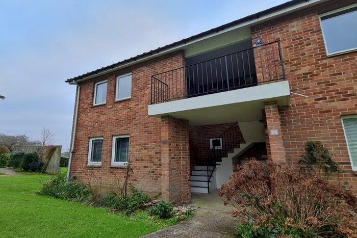 2 Bedroom Flat To Rent In High Salterns, Seaview, PO34