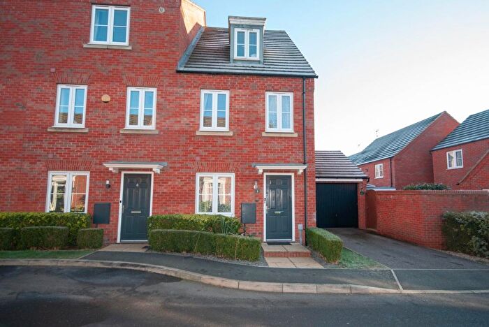 3 Bedroom Town House To Rent In Oulton Road, Rugby, CV21