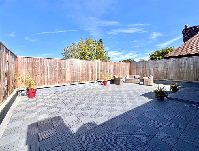 3 Bedroom Flat To Rent In Leatherhead Road, KT23