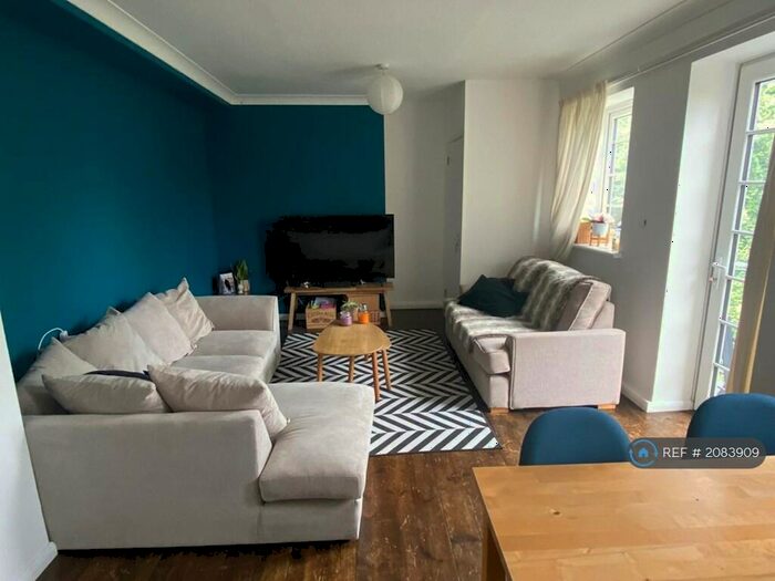 3 Bedroom Flat To Rent In Acorn Walk, London, SE16