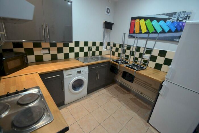 3 Bedroom Flat To Rent In Mount Hooton Road, Nottingham, NG7