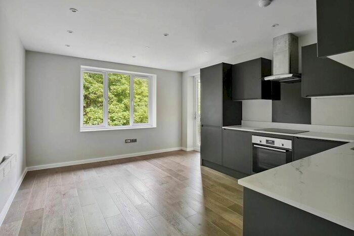 1 Bedroom Flat To Rent In Links Avenue, Morden, London, SM4