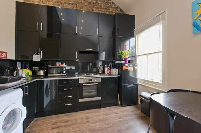 2 Bedroom Flat To Rent In Cavendish Road, London, SW12