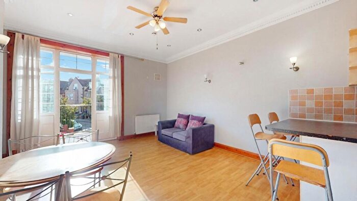 3 Bedroom Flat To Rent In Heathfield Park, London, NW2