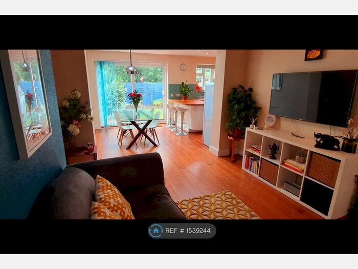 4 Bedroom Semi-Detached House To Rent In Cradley Road, London, SE9