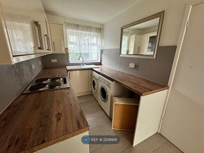 2 Bedroom Flat To Rent In Hawkhurst Close, Southampton, SO19