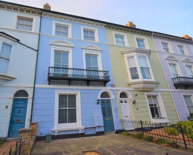 4 Bedroom Town House To Rent In The Mall, Carisbrooke Road, PO30