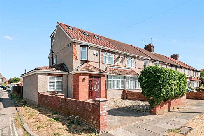 4 Bedroom End Of Terrace House For Sale In Lela Avenue, Hounslow, TW4