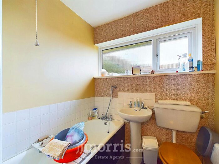4 Bedroom Detached Bungalow For Sale In Penbanc, Fishguard, SA65