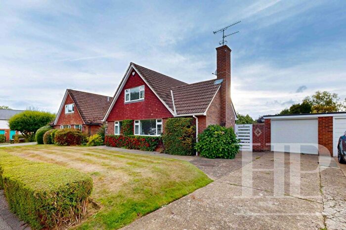 4 Bedroom Detached House For Sale In Moat Walk, Crawley, RH10