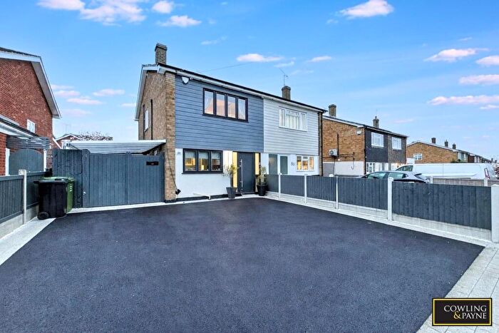 3 Bedroom Semi-Detached House For Sale In Elder Avenue, Wickford, SS12