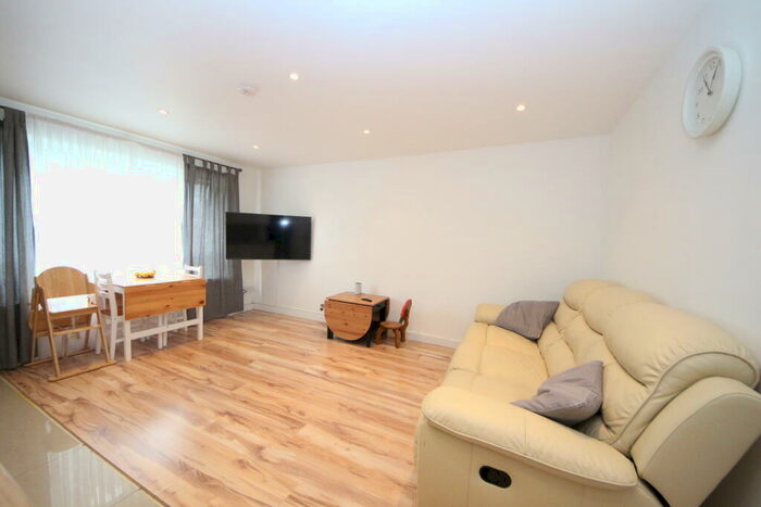 2 Bedroom Flat To Rent In Hook Road - Surbiton, KT6