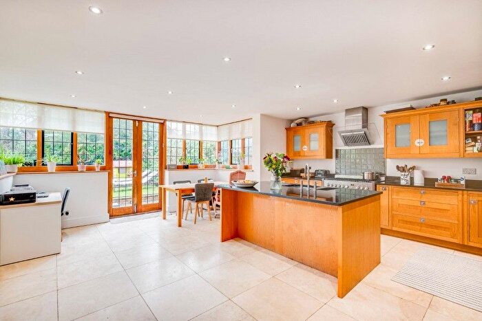4 Bedroom Property To Rent In Raeburn Close, Hampstead Garden Suburb, NW11