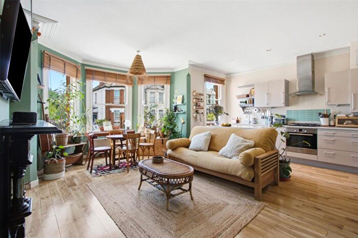 2 Bedroom Apartment For Sale In Colney Hatch Lane, London, N10