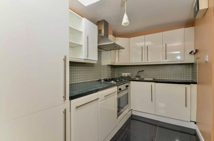 2 Bedroom Flat To Rent In Hogarth Road, Earls Court, London, SW5