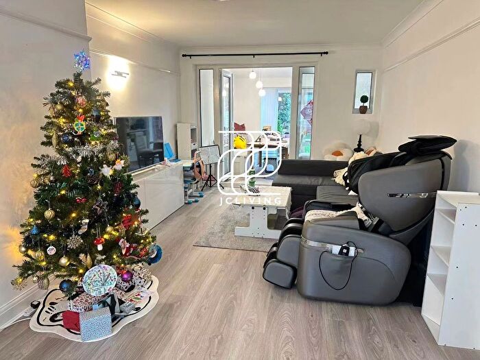 1 Bedroom Detached House To Rent In Rosebank Avenue, Hornchurch, RM12