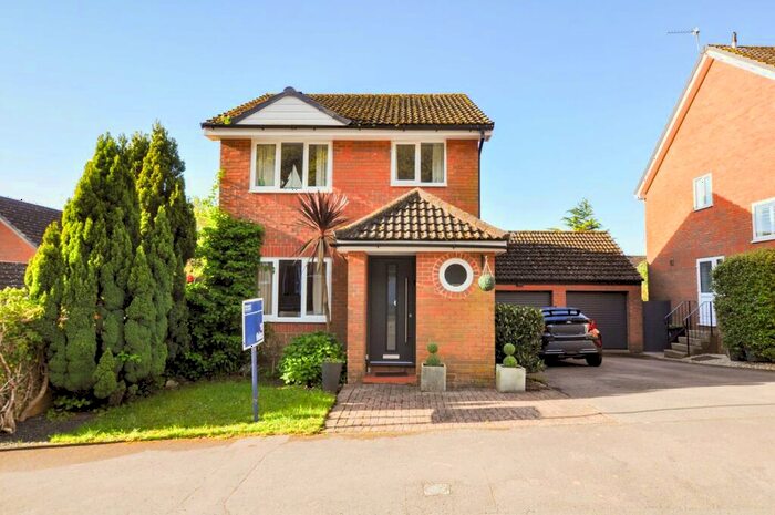 3 Bedroom Detached House For Sale In Bridle Way, Wimborne, BH21