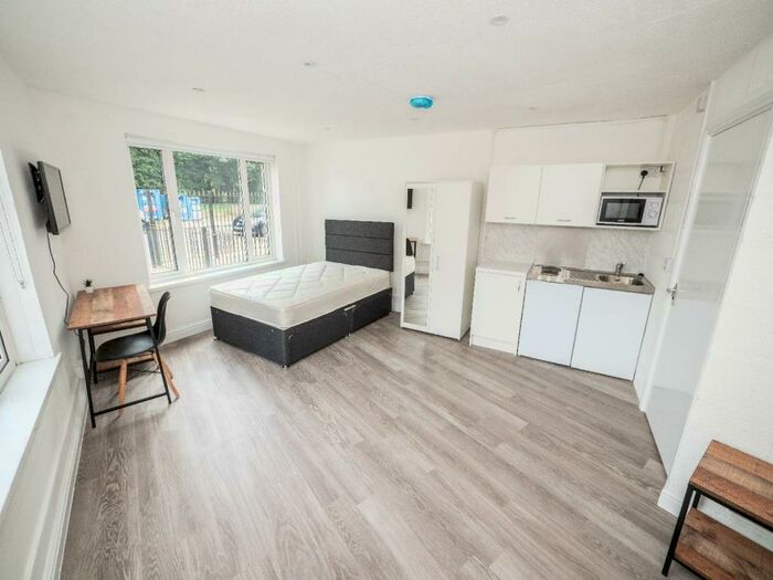 Studio To Rent In Raddlebarn Court, Selly Oak, Birmingham, West Midlands, B29