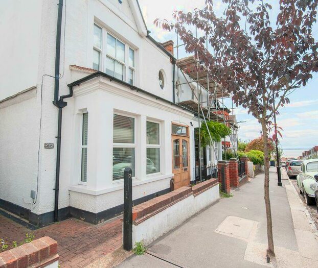 2 Bedroom Flat To Rent In Leigh-On-Sea, SS9