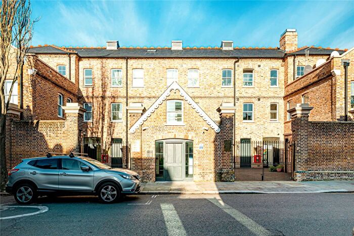 1 Bedroom Flat To Rent In Hewer Street, London, W10