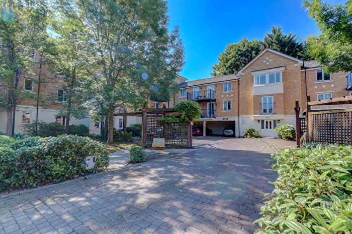 2 Bedroom Apartment For Sale In West End Road, High Wycombe, Buckinghamshire, HP11