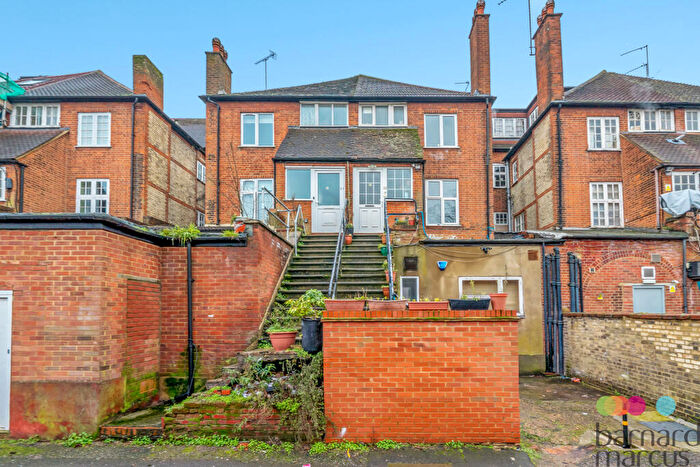 2 Bedroom Flat For Sale In Golders Way, London, NW11