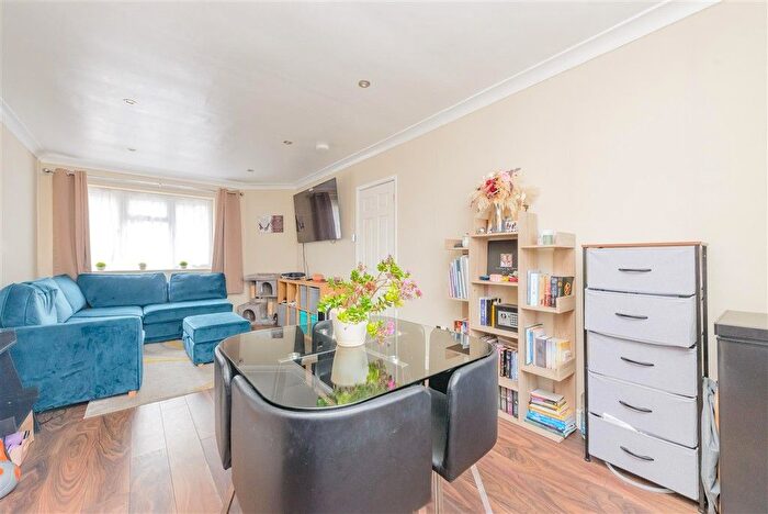 2 Bedroom Maisonette For Sale In Bellegrove Road, Welling, Kent, DA16