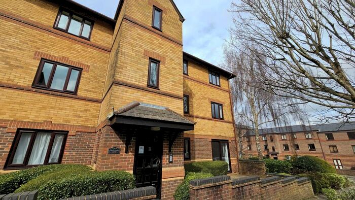 1 Bedroom Flat To Rent In Corinthian Court, Redcliff Mead Lane, Bristol, BS1