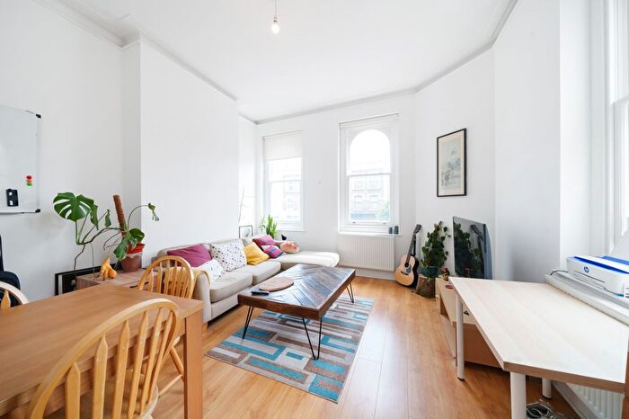 3 Bedroom Flat To Rent In Acre Lane, London, SW2