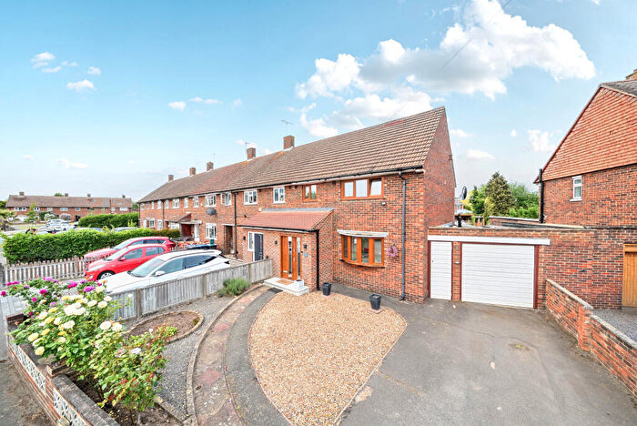 3 Bedroom Semi-Detached House For Sale In Cornwall Avenue, Byfleet, KT14