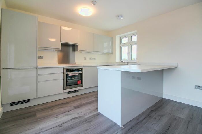2 Bedroom Flat To Rent In Oak Road, Leatherhead, KT22