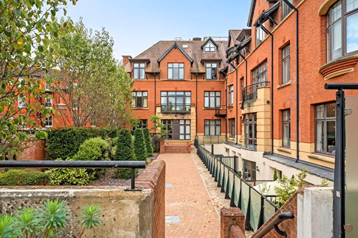 2 Bedroom Flat For Sale In Station Road, Henley-On-Thames, Oxfordshire, RG9