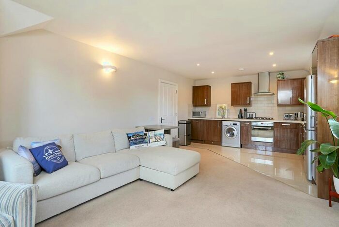 2 Bedroom Flat To Rent In Nevis Court, Maple Road, KT6