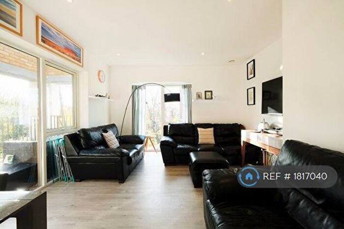 2 Bedroom Flat To Rent In Sireen Apartments, London, E3