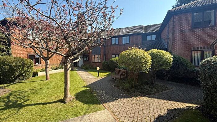 2 Bedroom Apartment For Sale In Huntsgreen Court, Bracknell, Berkshire, RG12