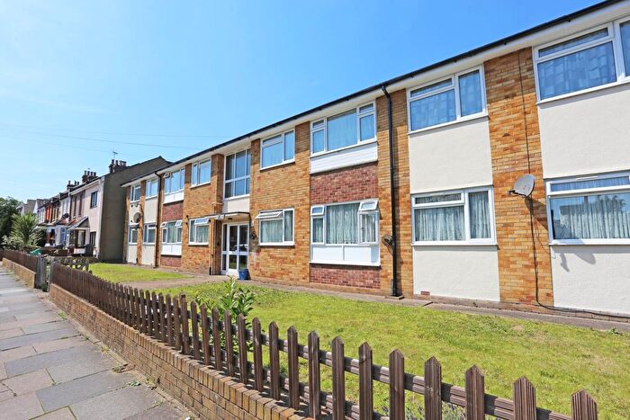 2 Bedroom Flat To Rent In Chadwell Avenue, Chadwell Heath, RM6