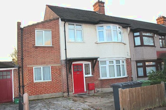 3 Bedroom Flat To Rent In Manor Lane, Lee, SE12