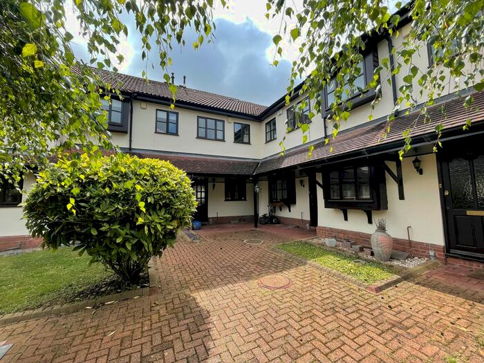 2 Bedroom Terraced House For Sale In Firs Wood Close, Potters Bar, EN6