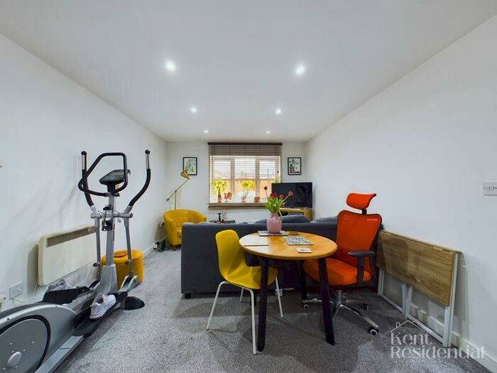 2 Bedroom Flat To Rent In Rutland Court, Cossack Street, Rochester, ME1