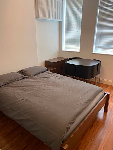 Flat To Rent In Manningtree Street, London, E1