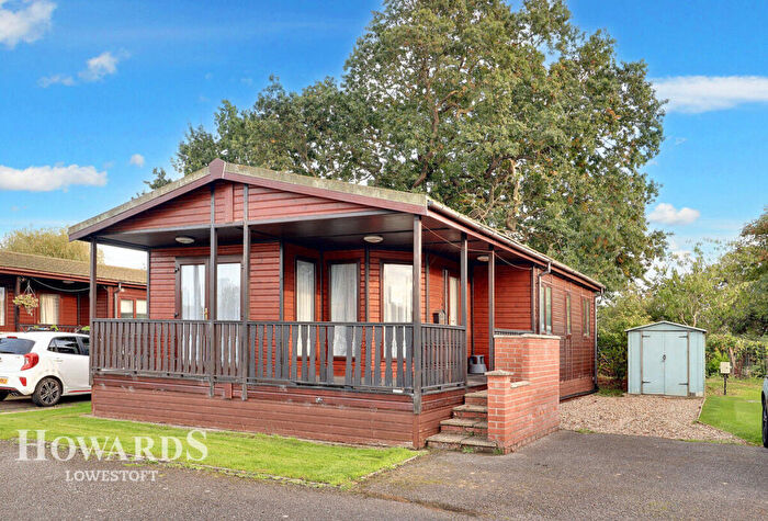 3 Bedroom Chalet For Sale In Beach Farm, Arbor Lane, Lowestoft, NR33
