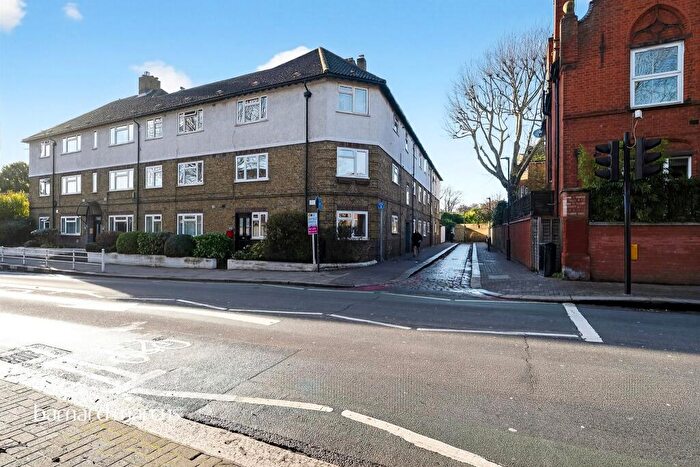 2 Bedroom Apartment For Sale In Latchmere Road, London, SW11