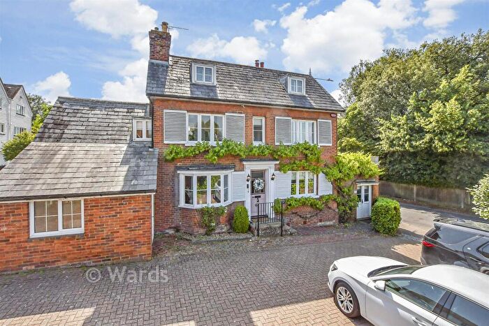 4 Bedroom Detached House For Sale In Tonbridge Road, Wateringbury, Maidstone, Kent, ME18