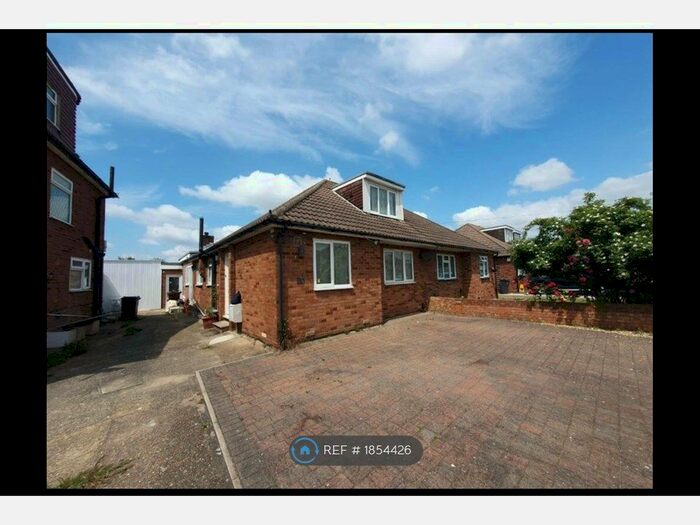 4 Bedroom Bungalow To Rent In The Gardens, Feltham, TW14