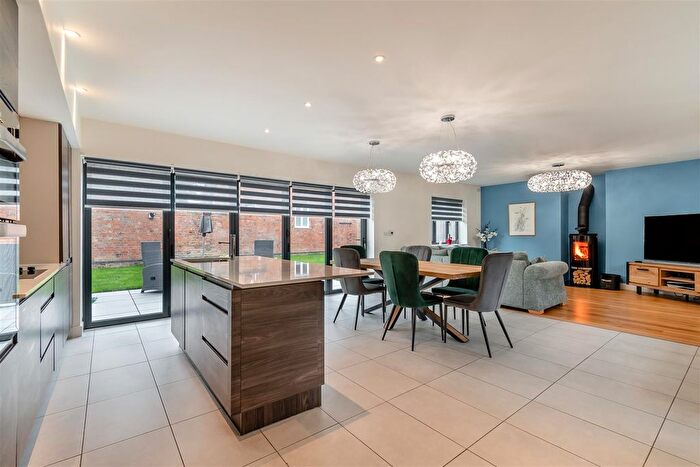 4 Bedroom Detached House For Sale In Hawcutt Drive, Caldecote, Nuneaton, CV10